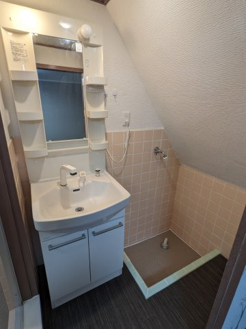 大阪府八尾市上之島町南3丁目　戸建の独立洗面台|朝の支度にも助かる、独立の洗髪洗面化粧台