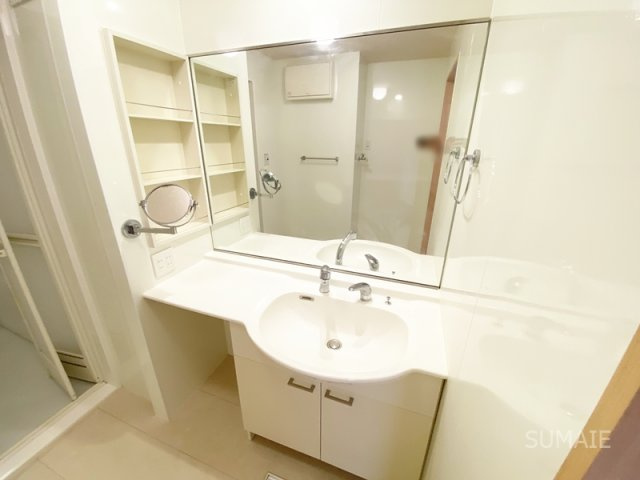 ディアコートの洗面所|大きな鏡とカウンターの洗面台です！