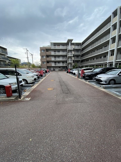 甲子園三番町ハイツの駐車場