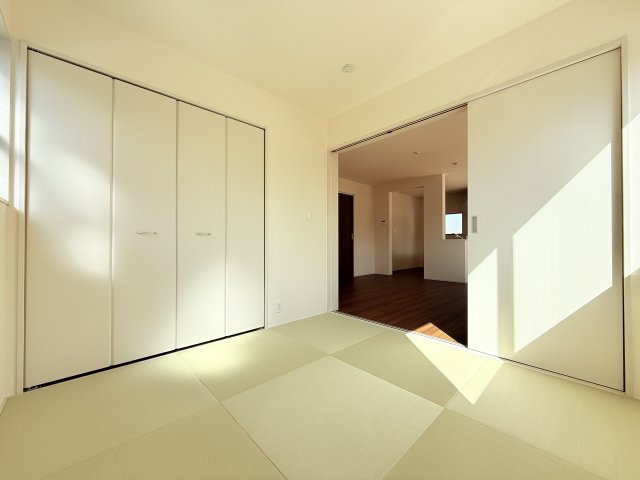 石岡市府中第1　新築戸建　1号棟の和室|家具や小物を合わせやすいシンプルデザイン♪
広さや日当たりなど、写真では伝えきれない部分を現地で確認してみませんか？