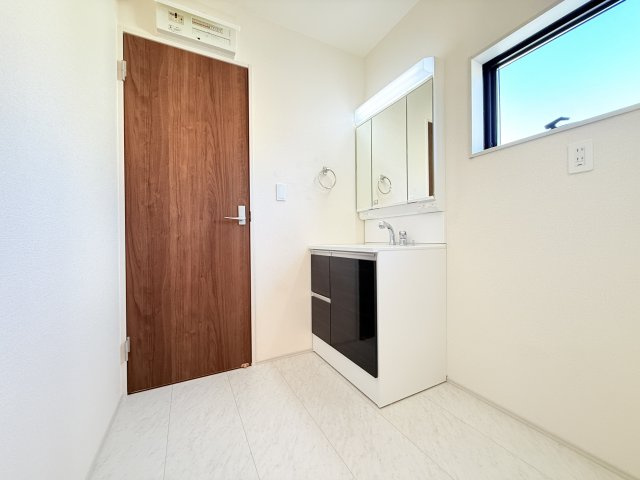 石岡市府中第1　新築戸建　1号棟の独立洗面台|収納力と機能性に優れたお手入れラクラクのゆったりとした洗面台で、朝の忙しい時間でも身支度準備がスムーズです。