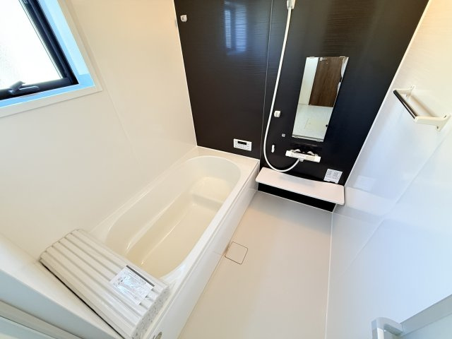 石岡市府中第1　新築戸建　1号棟の浴室|浴室暖房乾燥機付きで冬場のお風呂もあったか快適！乾燥モードを使えば浴室内で洗濯物を乾かせます。