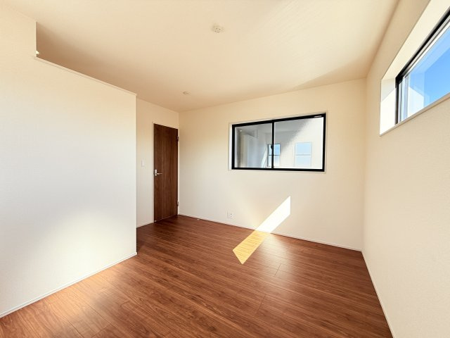 石岡市府中第1　新築戸建　1号棟の洋室|家具や小物を合わせやすいシンプルデザイン♪
広さや日当たりなど、写真では伝えきれない部分を現地で確認してみませんか？