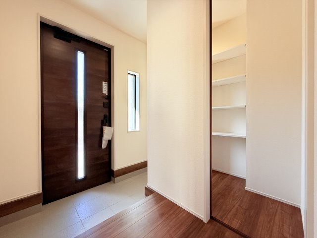 石岡市府中第1　新築戸建　1号棟の玄関|靴をまとめて保管できるシューズボックス。綺麗に整頓された玄関で来客者を気持ちよく招きませんか？