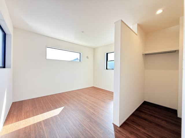 石岡市府中第1　新築戸建　1号棟の洋室|家具や小物を合わせやすいシンプルデザイン♪
広さや日当たりなど、写真では伝えきれない部分を現地で確認してみませんか？