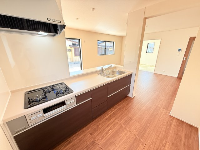 石岡市府中第1　新築戸建　1号棟のキッチン|家族とのコミュニケーションや小さいお子さんの様子を見守りながら安心して料理ができます。洗練されたスタイリッシュなデザインと使い勝手を追求した設備、豊富な収納力も大満足です。