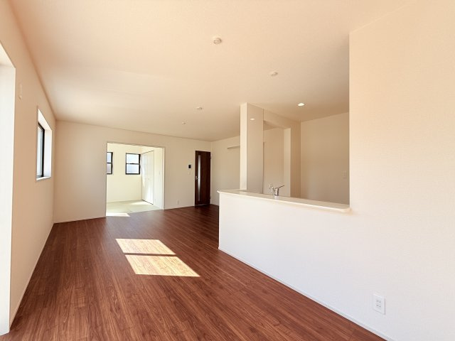 石岡市府中第1　新築戸建　1号棟の居間・リビング|広々としたＬＤＫ♪
家具を置いても窮屈感を感じず過ごせます。