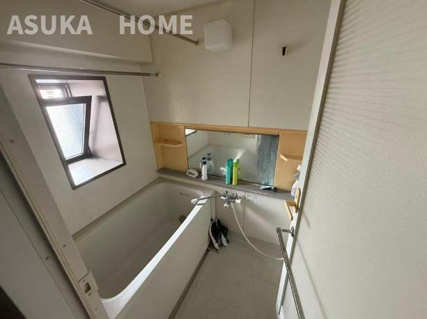 サンヴェール伊勢佐木町の浴室|毎日の疲れを癒すバスタイム。住宅相談はアスカホームにお任せください。換気◎の窓付き。