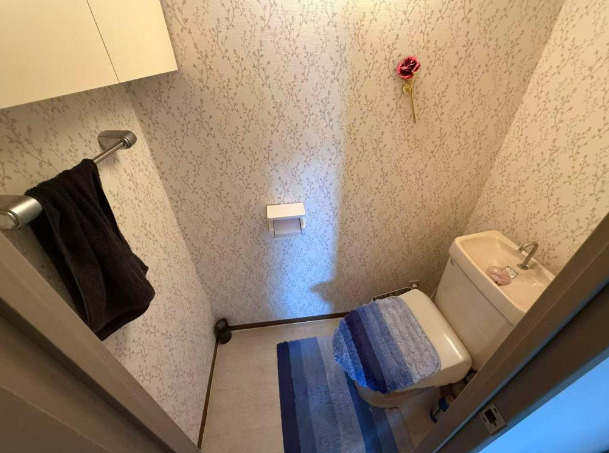 サンヴェール伊勢佐木町のトイレ|トイレスペースになります。上部収納がございます。