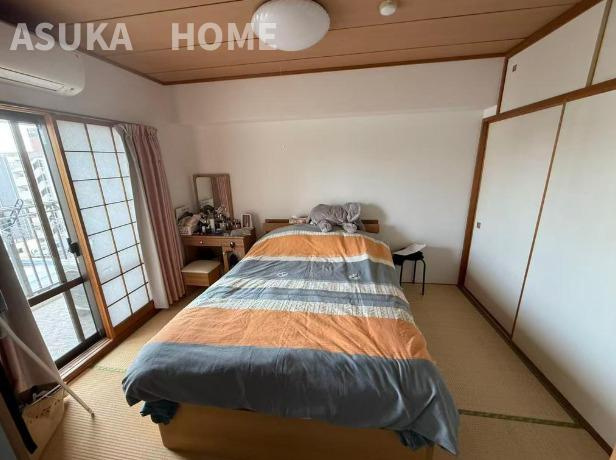 サンヴェール伊勢佐木町の和室|掃き出し窓に面した6帖の和室です。たっぷり陽射しが降り注ぐ明るい室内は目覚めの良い朝を迎えられそう！
