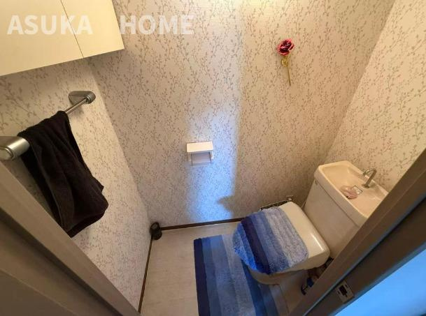 サンヴェール伊勢佐木町のトイレ|トイレ上部には便利な吊戸棚完備。幅の有るタオル掛けなのでアルコール容器を一緒に掛けても良さそう。