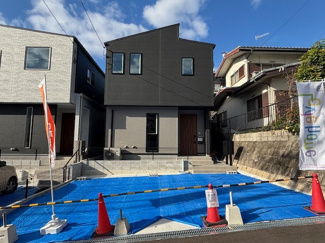 【外観】 | 駐車3台可（車種による）、前面道路広々１６ｍ
