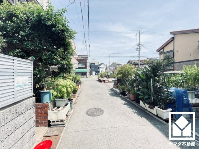 尼崎市大庄西町4丁目の前面道路含む現地写真|国道2号線まで約1.0km。阪神高速道路の尼崎西出入口（神戸方面）まで約1.3km、武庫川出入口（大阪方面）まで約2.1kmと近く、各方面へのアクセスもスムーズ。快適なカーライフが叶います。