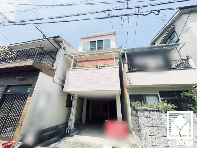 尼崎市大庄西町4丁目の外観|キッチンは空間を有効活用できる壁付けタイプ。L型なので作業動線が最短距離で効率良く動けます。コーナー部分の作業スペースをより広く確保できているのも魅力です。