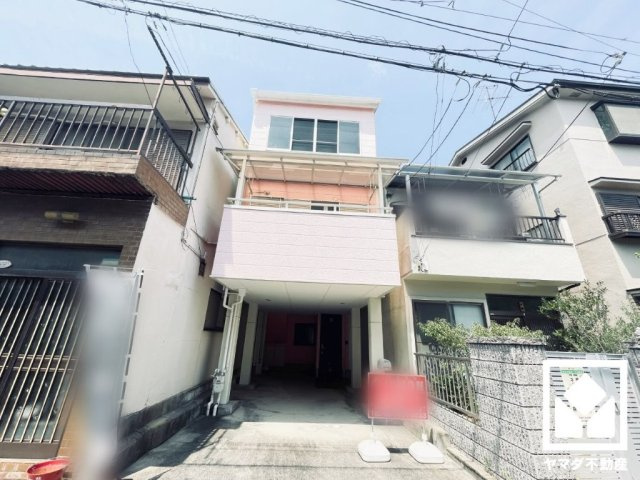 尼崎市大庄西町4丁目の外観|キッチンの横にカウンタースペースがあり、配膳や片付けがしやすい設計。上部にはガラス戸の前面収納を備えており、おしゃれな「見せる」収納も可能です。