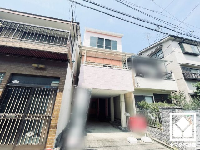 尼崎市大庄西町4丁目の外観|トイレが2階と3階にあるので、朝の忙しい時間帯も混雑を避けられます。間取り図には記載されておりませんが、両階ともトイレには小窓が設置されています。