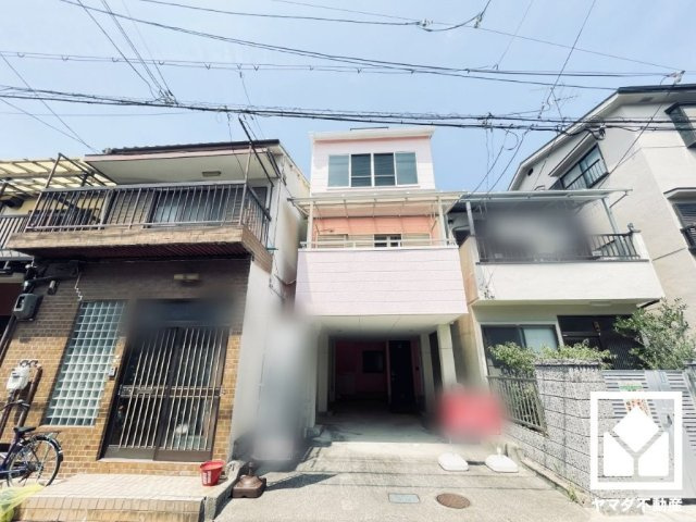 尼崎市大庄西町4丁目の外観|たっぷり収納できる屋根裏収納付きだから、家の中をもっとスッキリ。季節の荷物や趣味の道具もしっかり収納。安定感のある固定階段式なので出入りがしやすく、空間を日常的に活用しやすくなります。