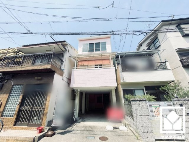 尼崎市大庄西町4丁目の外観|1階廊下やリビングにも収納スペースがあり、住空間を広々お使いいただけます。日用品のストックなどもすっきり片付きます。