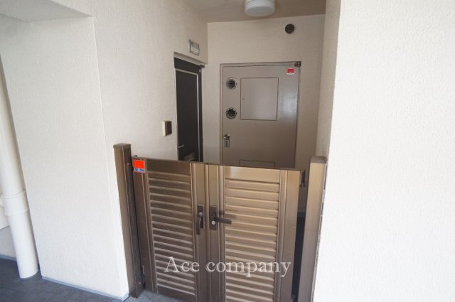 【玄関】 | ファミリーコーポ今福 | 角住戸の特権、玄関専用ポーチ付きです♪