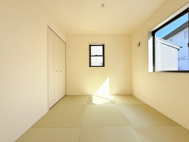 石岡市府中第1　新築戸建　2号棟の和室|家具や小物を合わせやすいシンプルデザイン♪
広さや日当たりなど、写真では伝えきれない部分を現地で確認してみませんか？