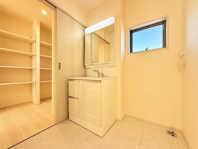 石岡市府中第1　新築戸建　2号棟の独立洗面台|収納力と機能性に優れたお手入れラクラクのゆったりとした洗面台で、朝の忙しい時間でも身支度準備がスムーズです。