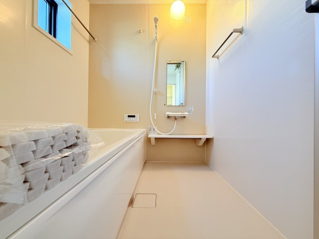 石岡市府中第1　新築戸建　2号棟の浴室|浴室暖房乾燥機付きで冬場のお風呂もあったか快適！乾燥モードを使えば浴室内で洗濯物を乾かせます。