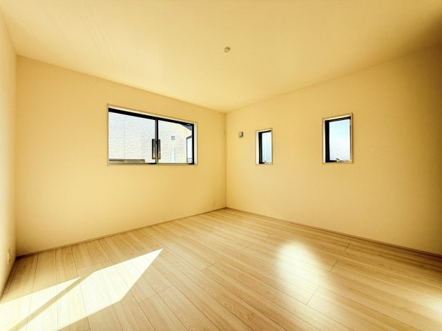 石岡市府中第1　新築戸建　2号棟の洋室|家具や小物を合わせやすいシンプルデザイン♪
広さや日当たりなど、写真では伝えきれない部分を現地で確認してみませんか？