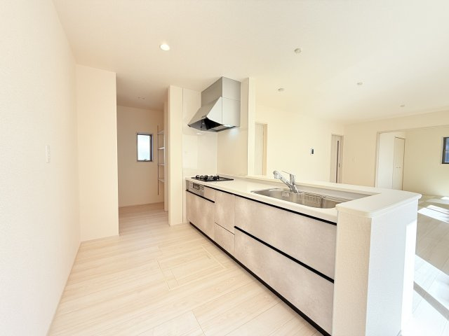 石岡市府中第1　新築戸建　2号棟のキッチン|家族とのコミュニケーションや小さいお子さんの様子を見守りながら安心して料理ができます。洗練されたスタイリッシュなデザインと使い勝手を追求した設備、豊富な収納力も大満足です。