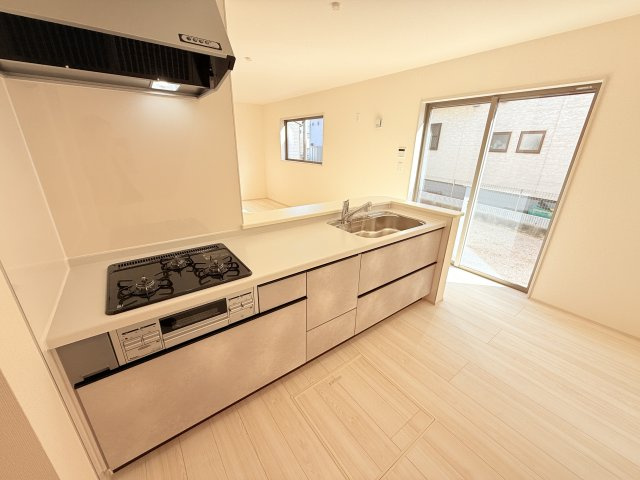 石岡市府中第1　新築戸建　2号棟のキッチン|家族とのコミュニケーションや小さいお子さんの様子を見守りながら安心して料理ができます。洗練されたスタイリッシュなデザインと使い勝手を追求した設備、豊富な収納力も大満足です。