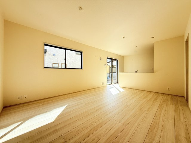 石岡市府中第1　新築戸建　2号棟の居間・リビング|広々としたＬＤＫ♪
家具を置いても窮屈感を感じず過ごせます。