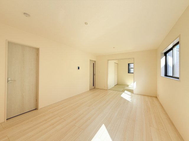 石岡市府中第1　新築戸建　2号棟の居間・リビング|広々としたＬＤＫ♪
家具を置いても窮屈感を感じず過ごせます。