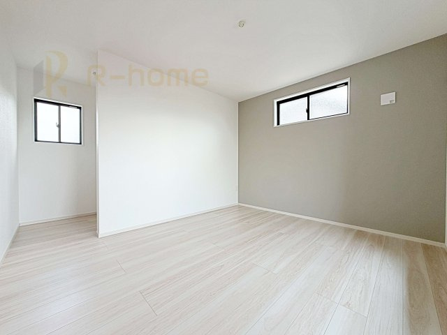常陸太田市西三町1期　新築戸建て　2号棟の洋室|アクセントクロスが映える2階洋室。お仕事の疲れを癒すひとときを有意義に♪全居室収納で空間もスッキリ♪