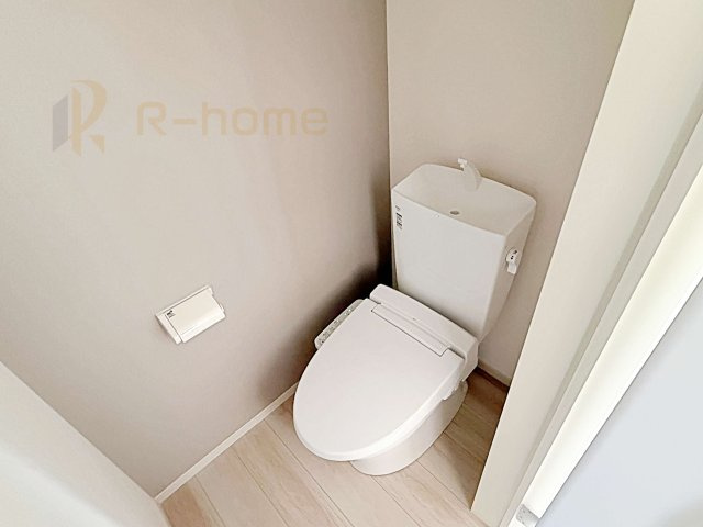 常陸太田市西三町1期　新築戸建て　2号棟のトイレ|温水洗浄便座付きのトイレ。
トイレが２ヵ所設置で朝の忙しい時間でも安心です。