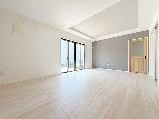 常陸太田市西三町1期　新築戸建て　2号棟の居間・リビング|アクセントクロスがお洒落なリビング！大きな窓からは自然光が届きます。
