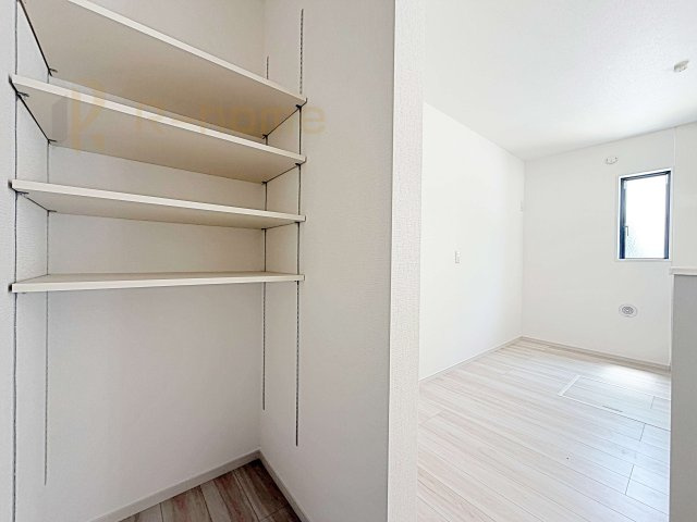 常陸太田市西三町1期　新築戸建て　2号棟の収納|キッチンにはパントリーを設置！キッチン回りの整理整頓の悩みも解決♪