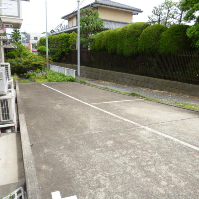 クレール桜ヶ丘の駐車場