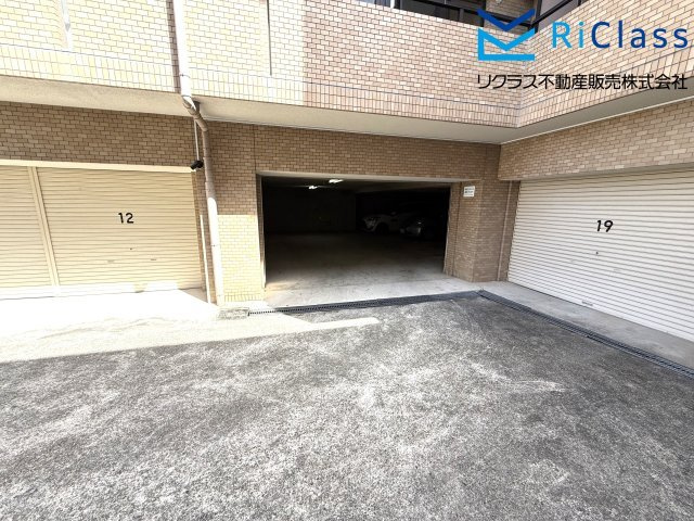 ライオンズマンション神戸水木通の駐車場