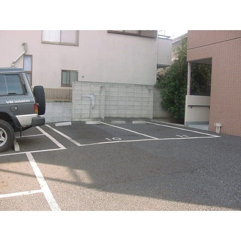 ボナール鶴の駐車場