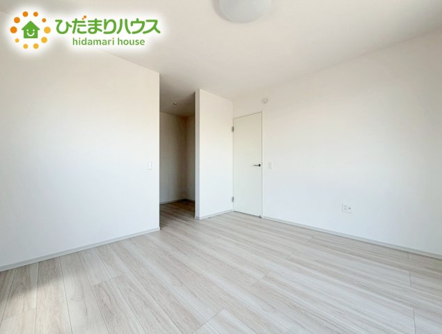 郡山市静町8期　新築戸建の寝室|ゆとりのあるクローゼットが付いているので、お部屋もスッキリ片付き、朝の身支度もスムーズにできます。バルコニーと繋がるお部屋ですのでお布団などの大きな洗濯物もそのまま干して便利♪