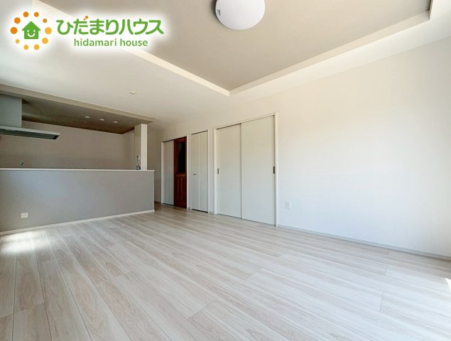 郡山市静町8期　新築戸建の居間・リビング|リビング大きな窓からは、暖かな日の光が降り注ぎます・・・