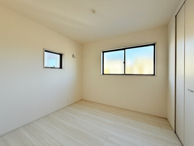 石岡市府中第1　新築戸建　3号棟の洋室|家具や小物を合わせやすいシンプルデザイン♪
広さや日当たりなど、写真では伝えきれない部分を現地で確認してみませんか？