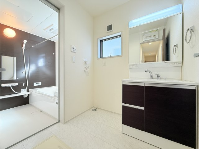 石岡市府中第1　新築戸建　3号棟の独立洗面台|収納力と機能性に優れたお手入れラクラクのゆったりとした洗面台で、朝の忙しい時間でも身支度準備がスムーズです。