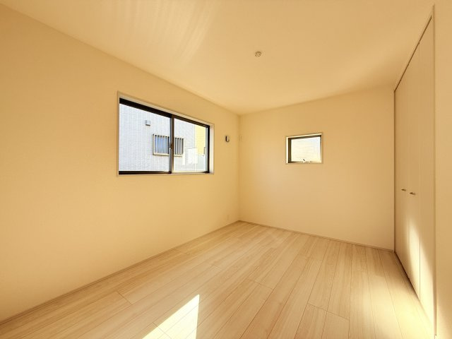 石岡市府中第1　新築戸建　3号棟の洋室|家具や小物を合わせやすいシンプルデザイン♪
広さや日当たりなど、写真では伝えきれない部分を現地で確認してみませんか？