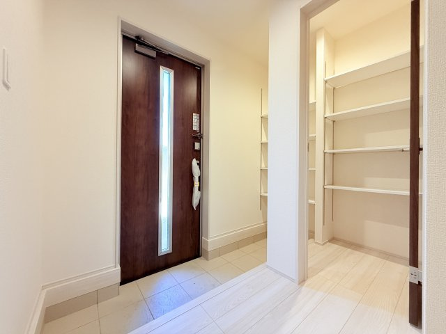 石岡市府中第1　新築戸建　3号棟の玄関|靴をまとめて保管できるシューズボックス。綺麗に整頓された玄関で来客者を気持ちよく招きませんか？