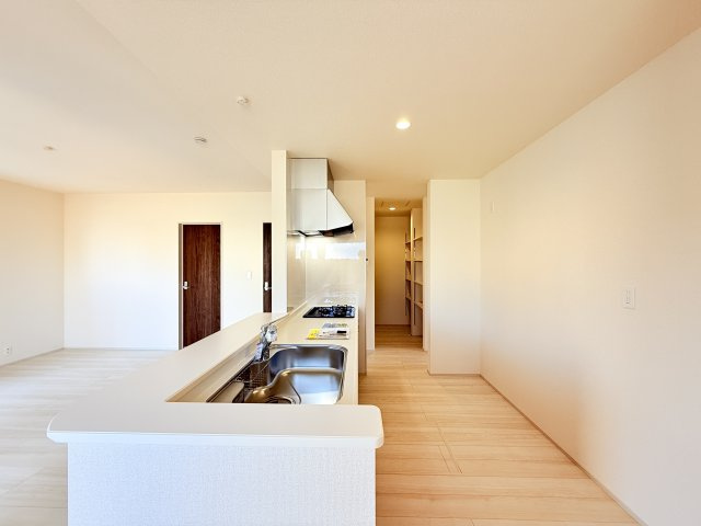 石岡市府中第1　新築戸建　3号棟のキッチン|家族とのコミュニケーションや小さいお子さんの様子を見守りながら安心して料理ができます。洗練されたスタイリッシュなデザインと使い勝手を追求した設備、豊富な収納力も大満足です。