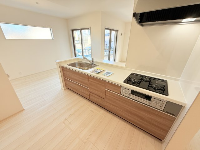 石岡市府中第1　新築戸建　3号棟のキッチン|家族とのコミュニケーションや小さいお子さんの様子を見守りながら安心して料理ができます。洗練されたスタイリッシュなデザインと使い勝手を追求した設備、豊富な収納力も大満足です。