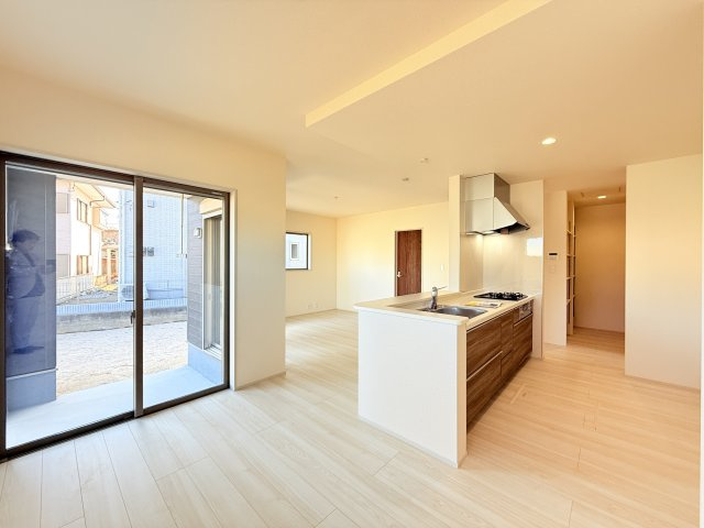 石岡市府中第1　新築戸建　3号棟の居間・リビング|広々としたＬＤＫ♪
家具を置いても窮屈感を感じず過ごせます。