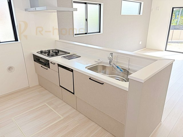 常陸太田市西三町1期　新築戸建て　3号棟のキッチン|料理をしながら家族とコミュニケーションが取れる対面式システムキッチン。便利なビルトイン食洗機付き！