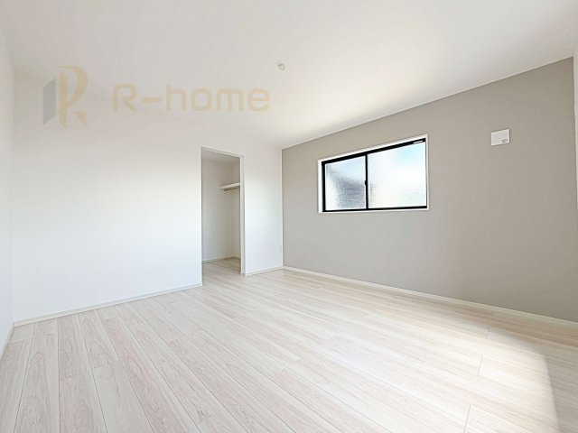 常陸太田市西三町1期　新築戸建て　3号棟の洋室|アクセントクロスが映える2階洋室。収納便利なウォークインクローゼット付き♪