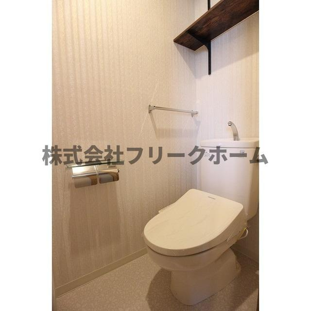 武蔵野市西久保１丁目の賃貸マンションのトイレ